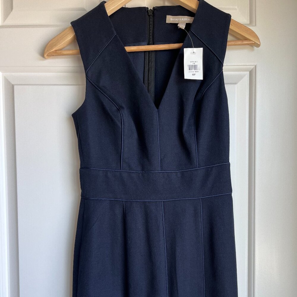 Sleeveless fitted dress